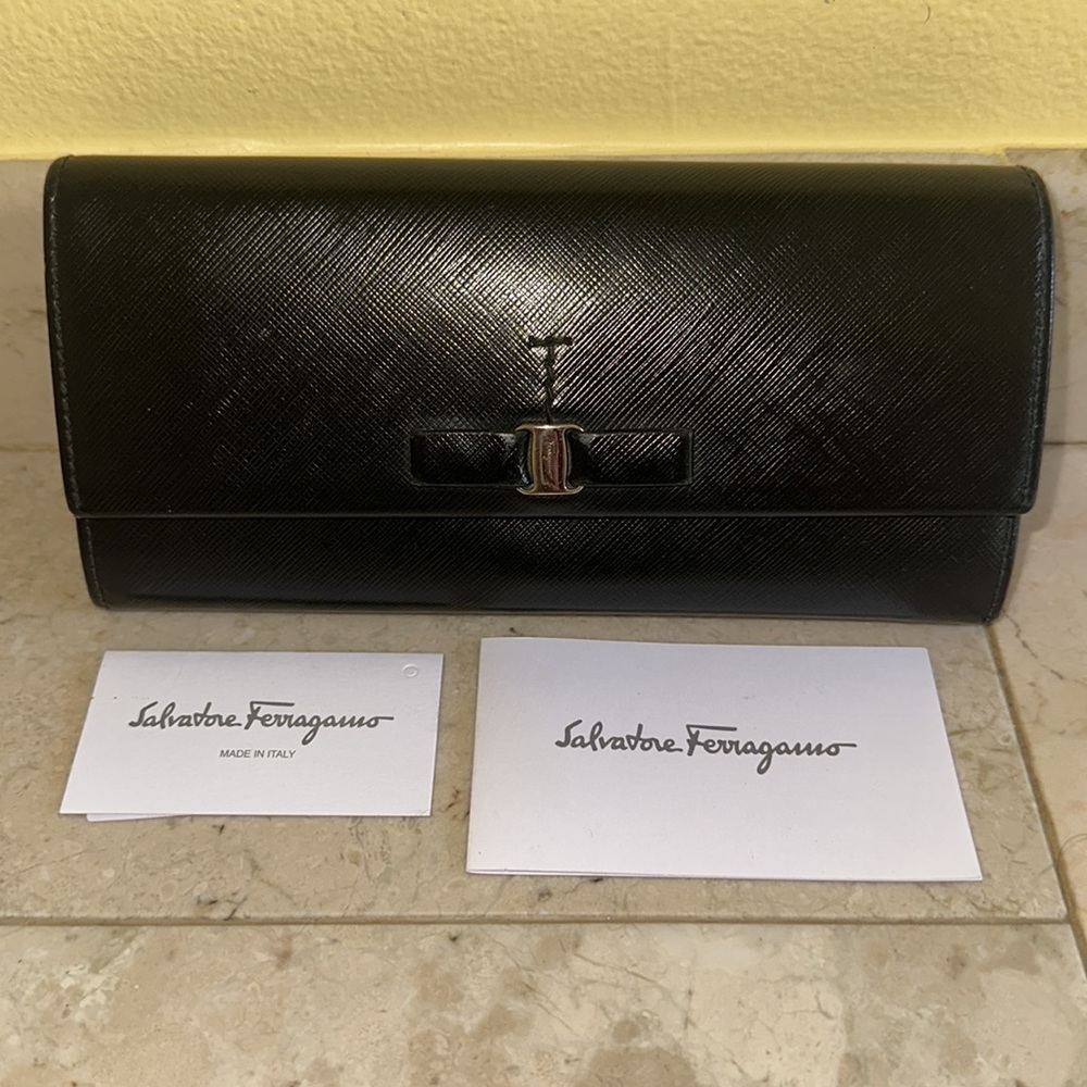 🖤 Authenric Salvatore Ferragamo Black Leather Long Wallet IR22A994 EUC 🖤 - Picture 4 of 16